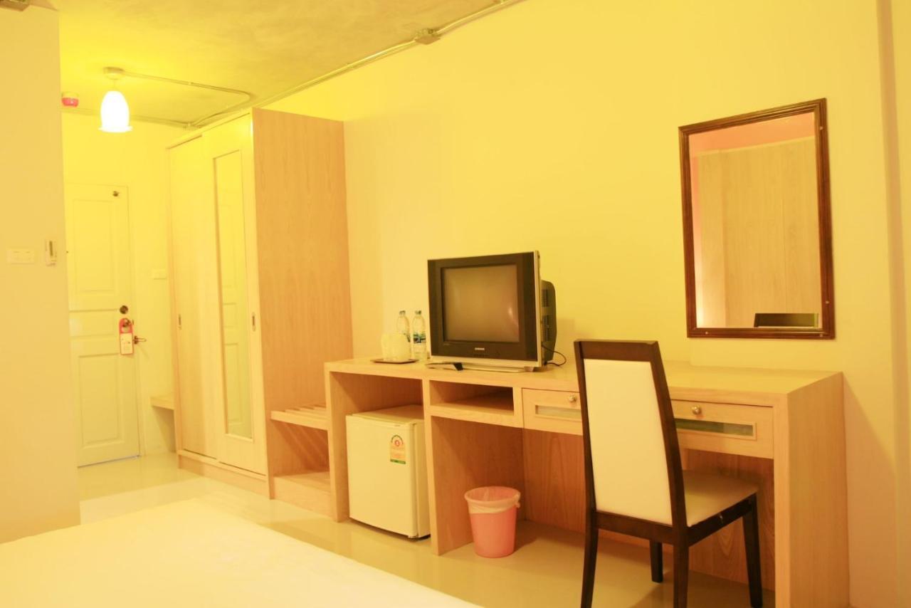 Bansabai Sabaidee Service Apartment Бангкок Экстерьер фото