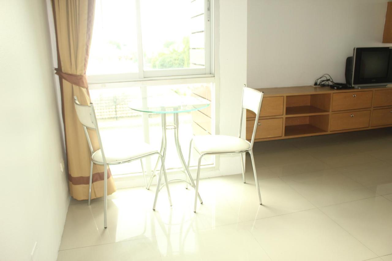 Bansabai Sabaidee Service Apartment Бангкок Экстерьер фото